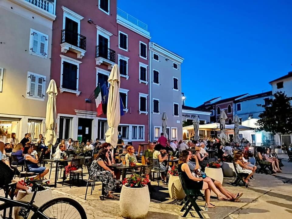 Degrassi Square Apartments (Adults Only) فيرسار المظهر الخارجي الصورة