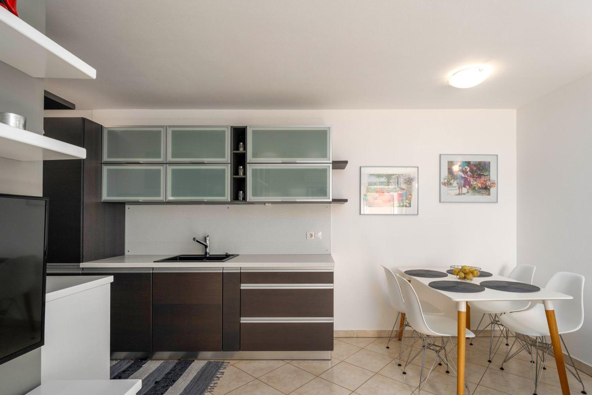 Degrassi Square Apartments (Adults Only) فيرسار المظهر الخارجي الصورة