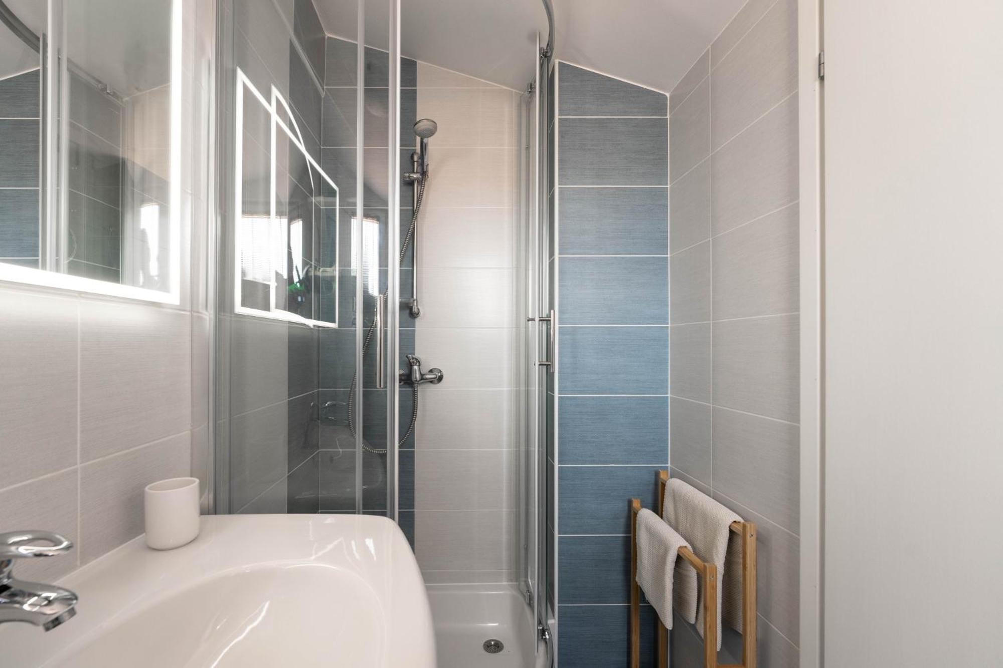 Degrassi Square Apartments (Adults Only) فيرسار المظهر الخارجي الصورة