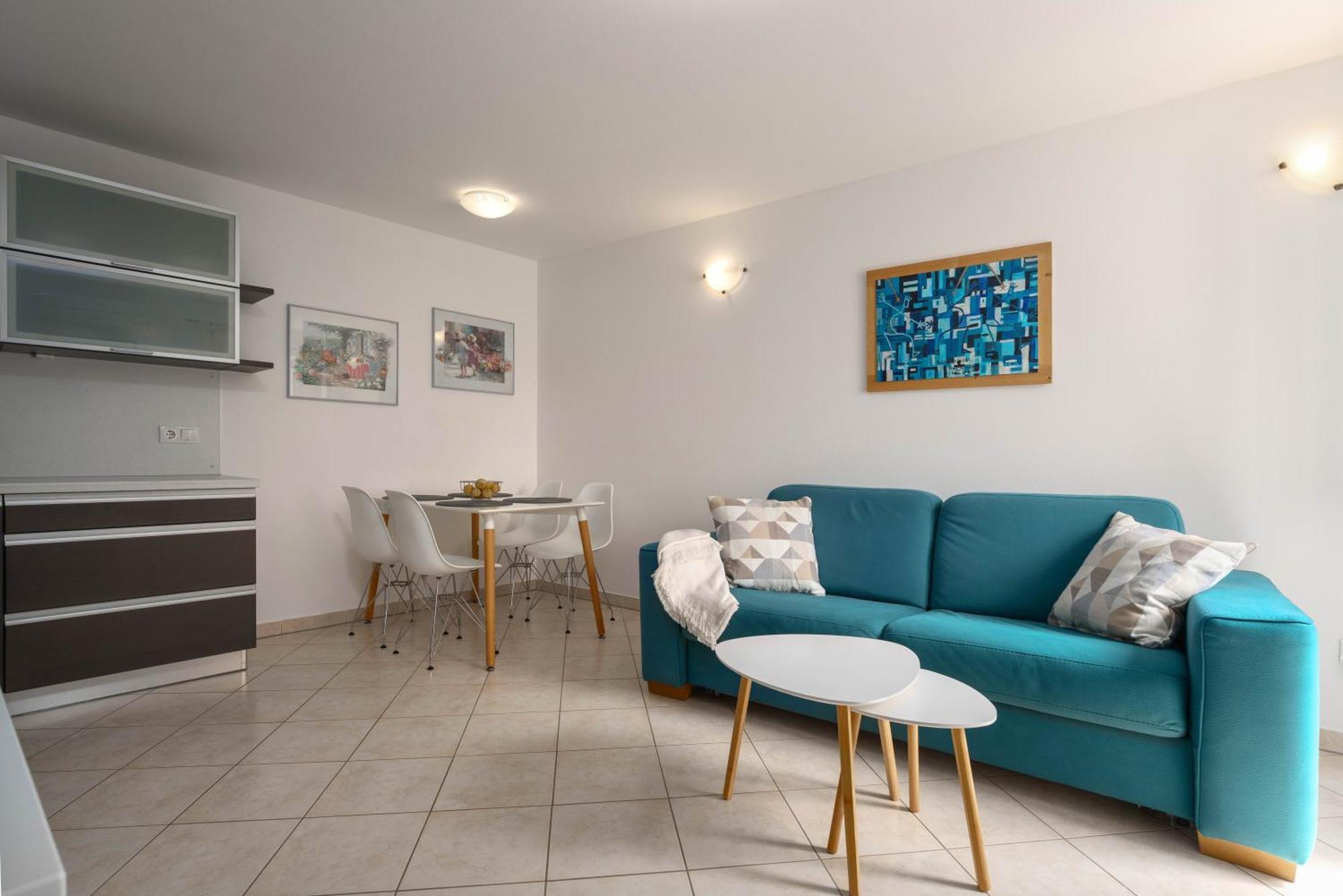 Degrassi Square Apartments (Adults Only) فيرسار المظهر الخارجي الصورة