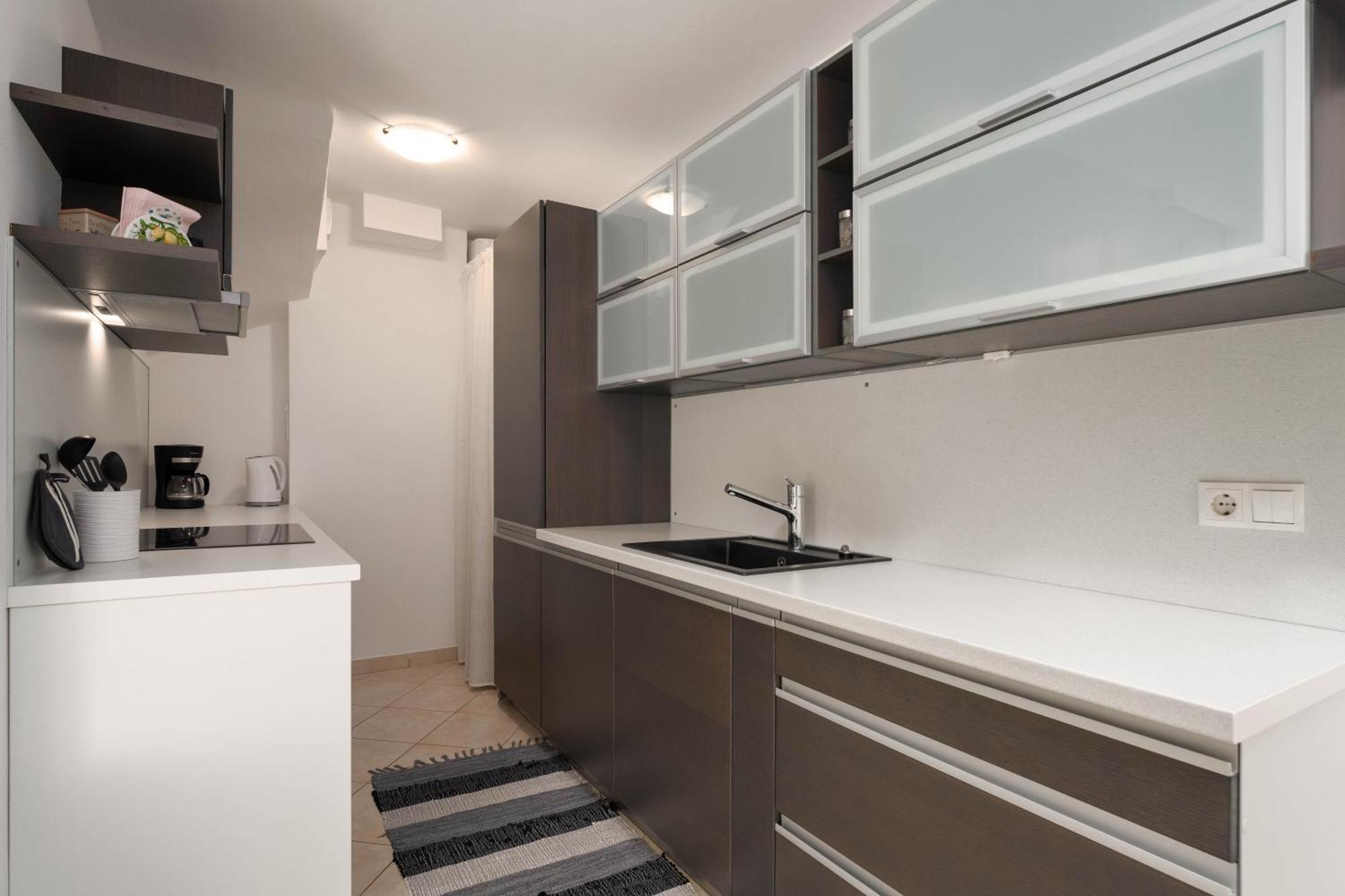 Degrassi Square Apartments (Adults Only) فيرسار المظهر الخارجي الصورة