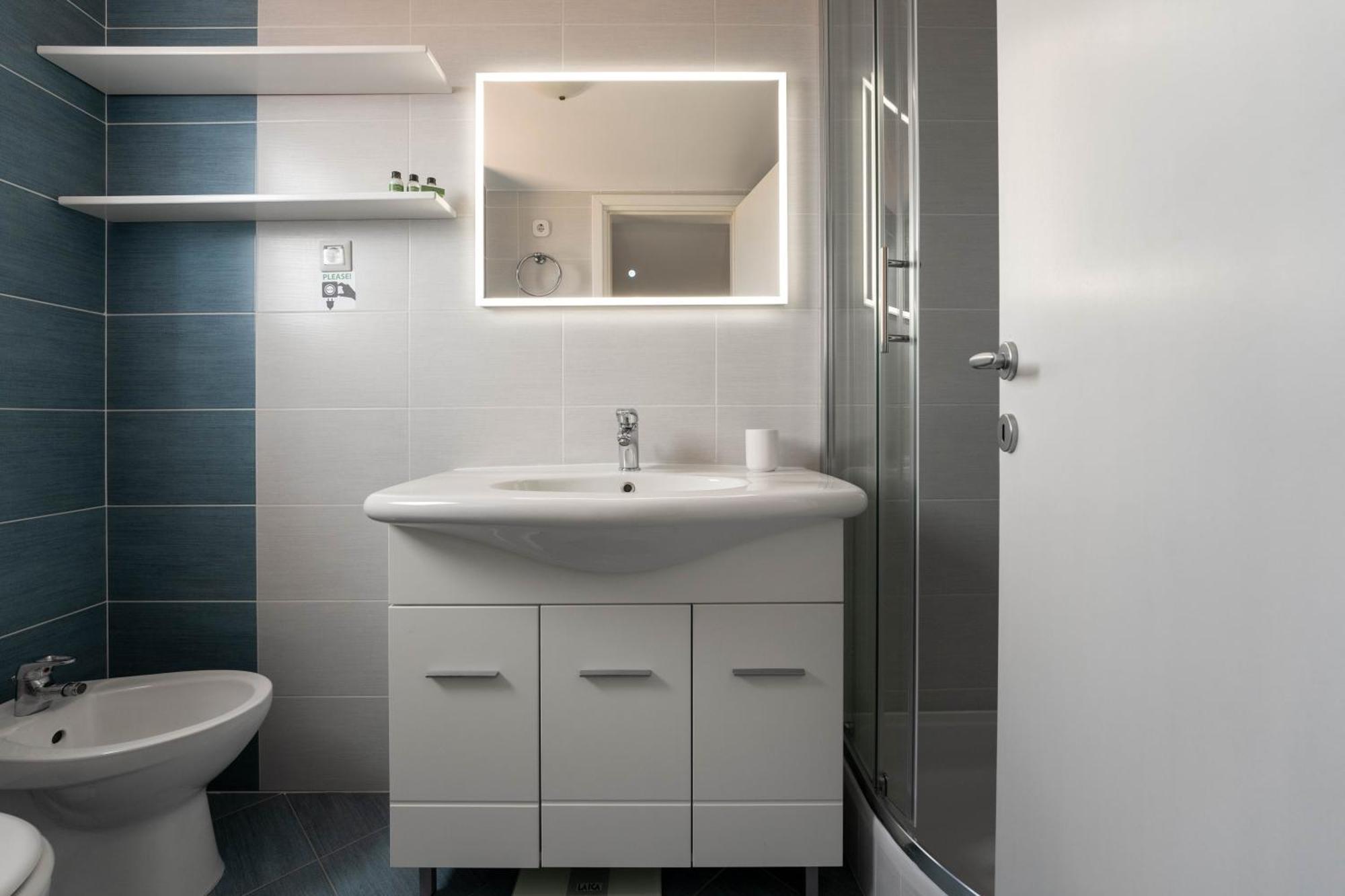 Degrassi Square Apartments (Adults Only) فيرسار المظهر الخارجي الصورة