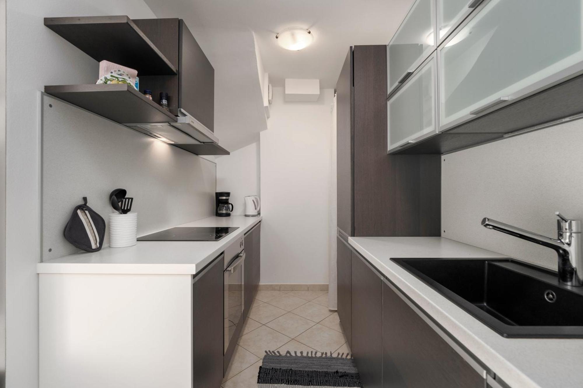 Degrassi Square Apartments (Adults Only) فيرسار المظهر الخارجي الصورة