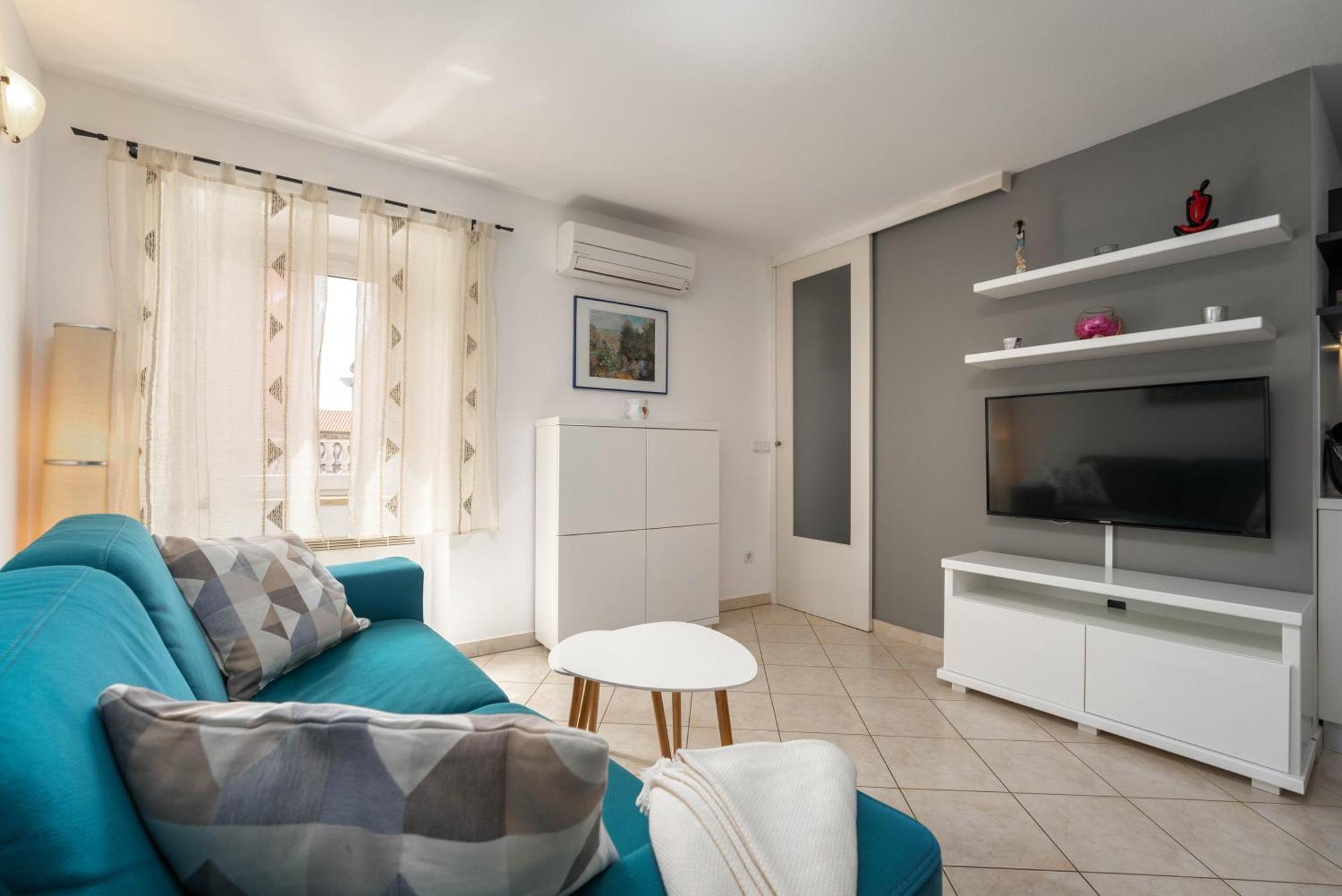 Degrassi Square Apartments (Adults Only) فيرسار المظهر الخارجي الصورة