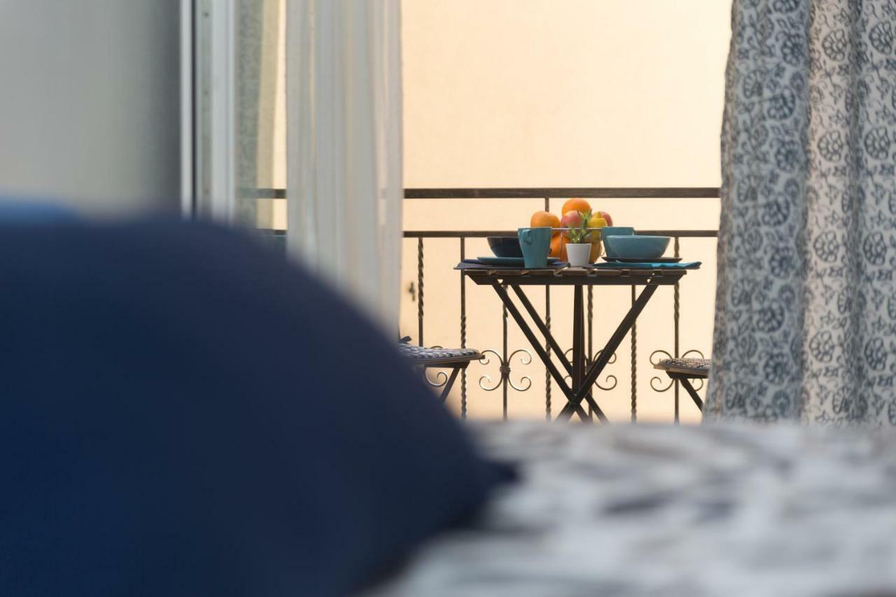 Degrassi Square Apartments (Adults Only) فيرسار المظهر الخارجي الصورة