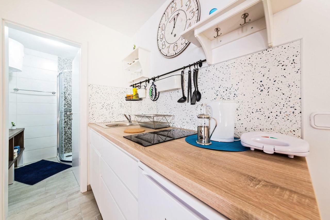 Degrassi Square Apartments (Adults Only) فيرسار المظهر الخارجي الصورة