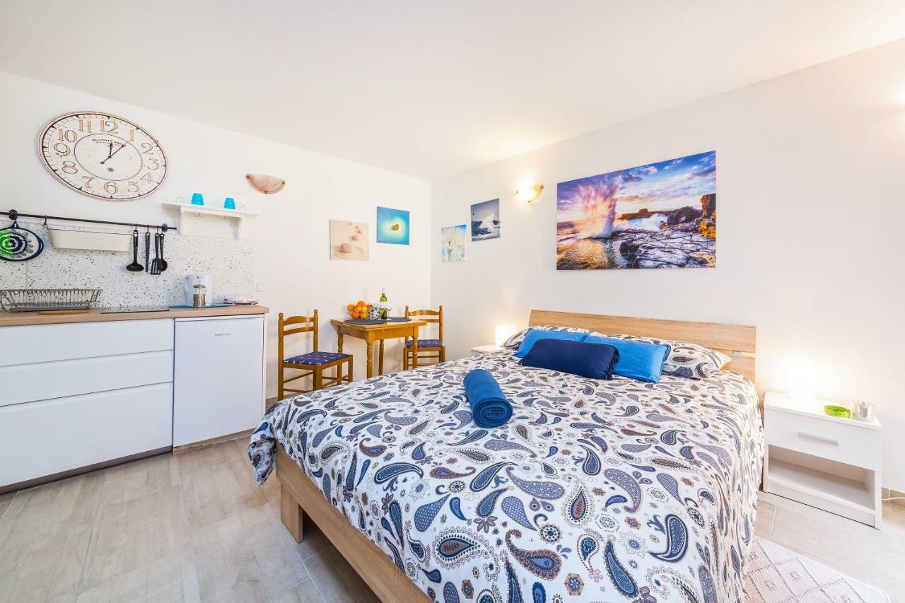 Degrassi Square Apartments (Adults Only) فيرسار المظهر الخارجي الصورة