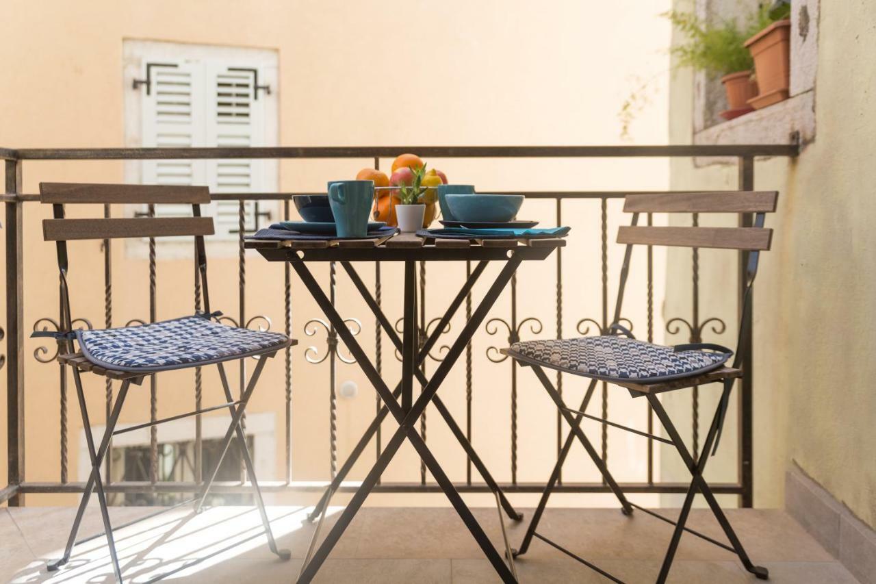 Degrassi Square Apartments (Adults Only) فيرسار المظهر الخارجي الصورة