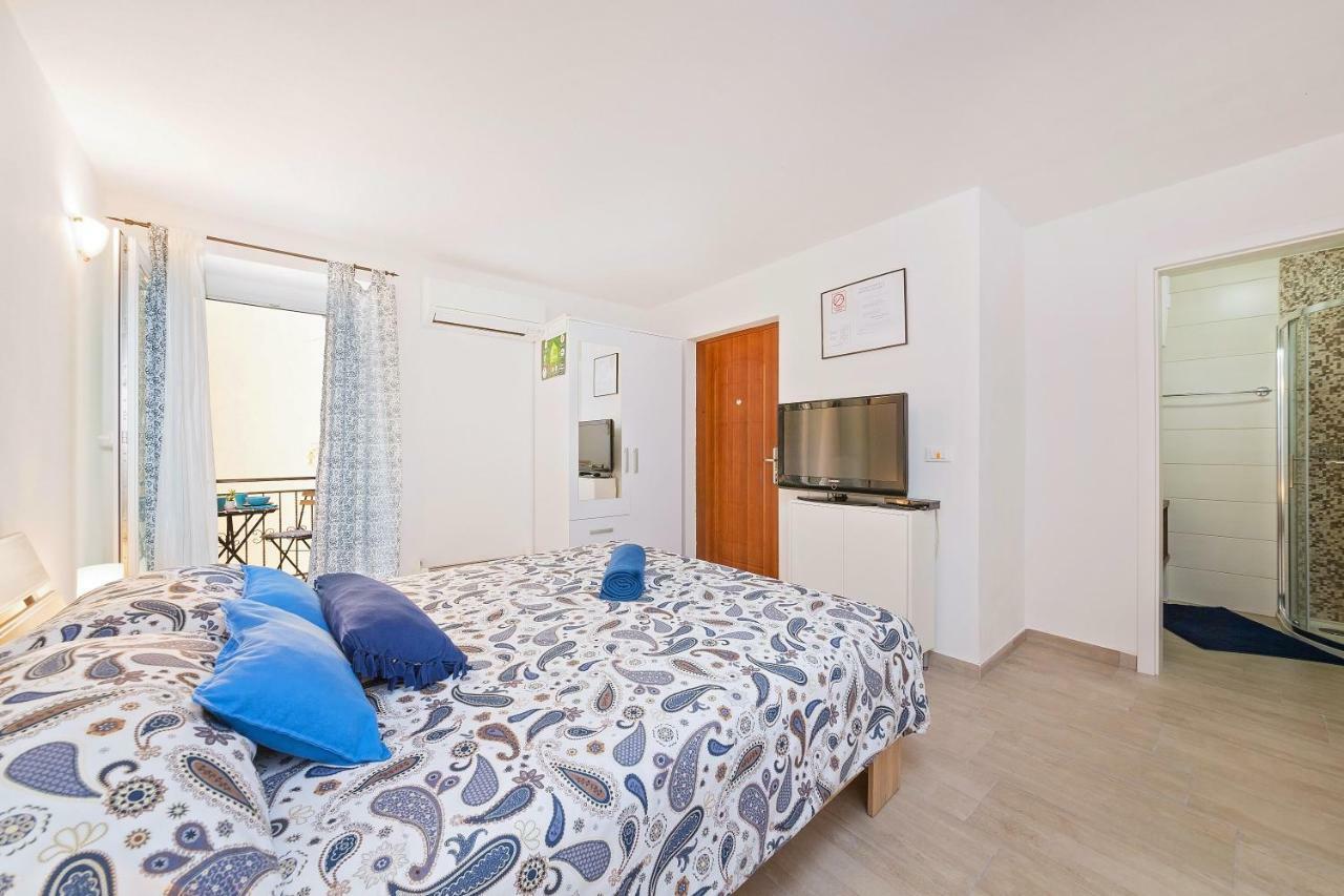 Degrassi Square Apartments (Adults Only) فيرسار المظهر الخارجي الصورة