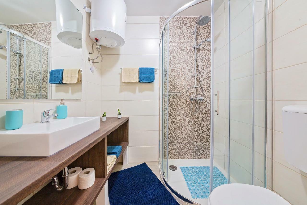 Degrassi Square Apartments (Adults Only) فيرسار المظهر الخارجي الصورة