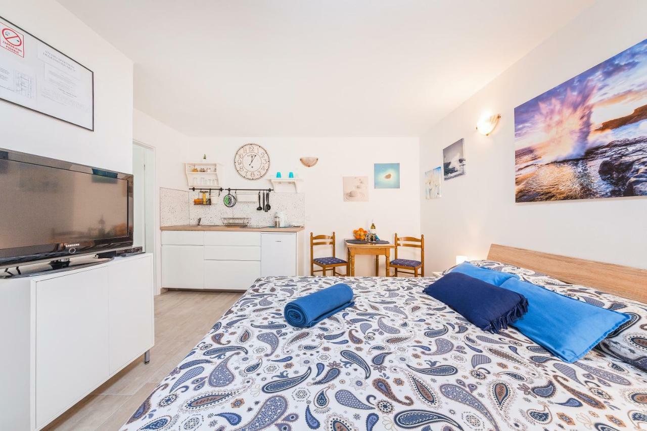 Degrassi Square Apartments (Adults Only) فيرسار المظهر الخارجي الصورة