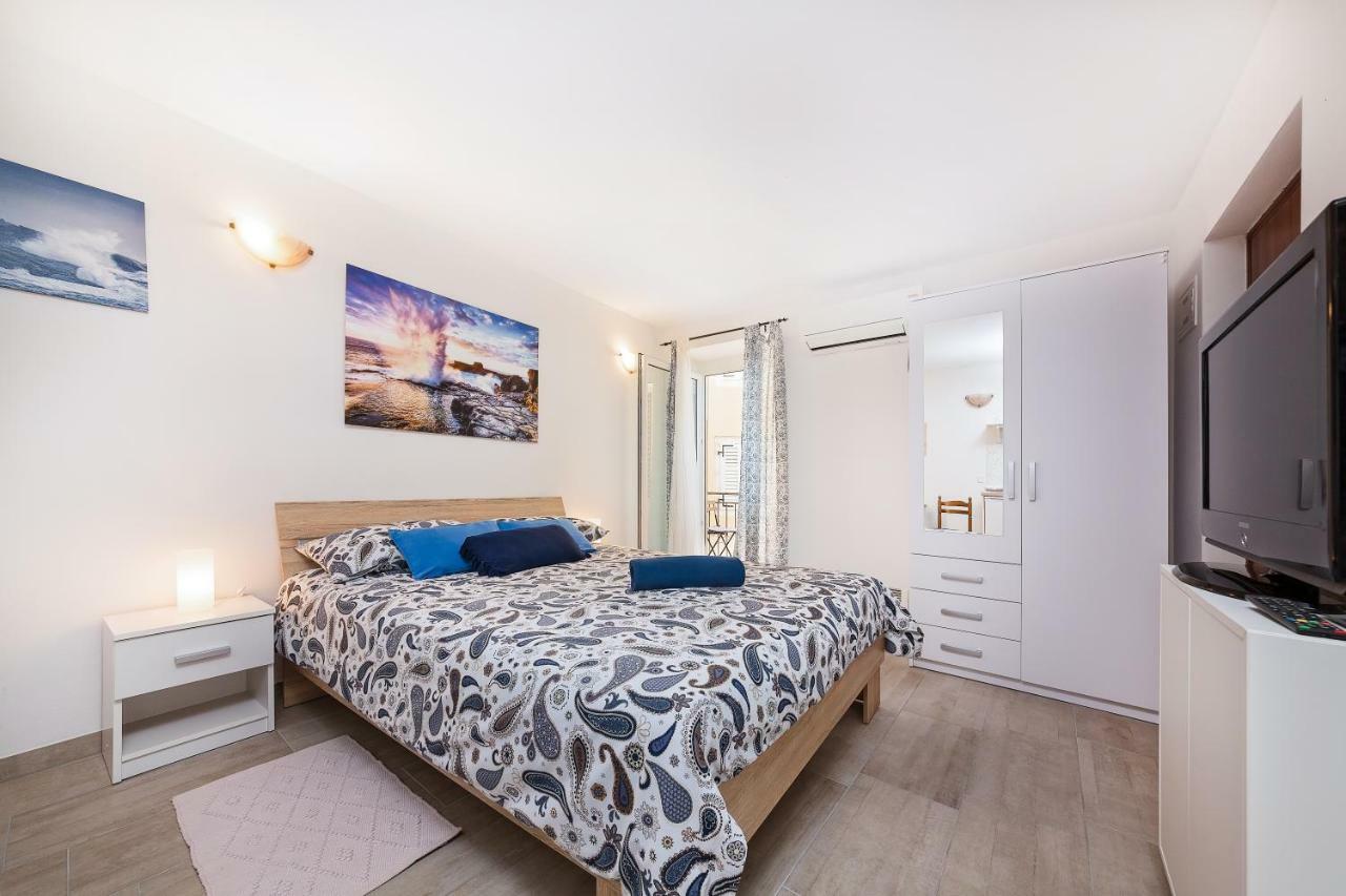 Degrassi Square Apartments (Adults Only) فيرسار المظهر الخارجي الصورة