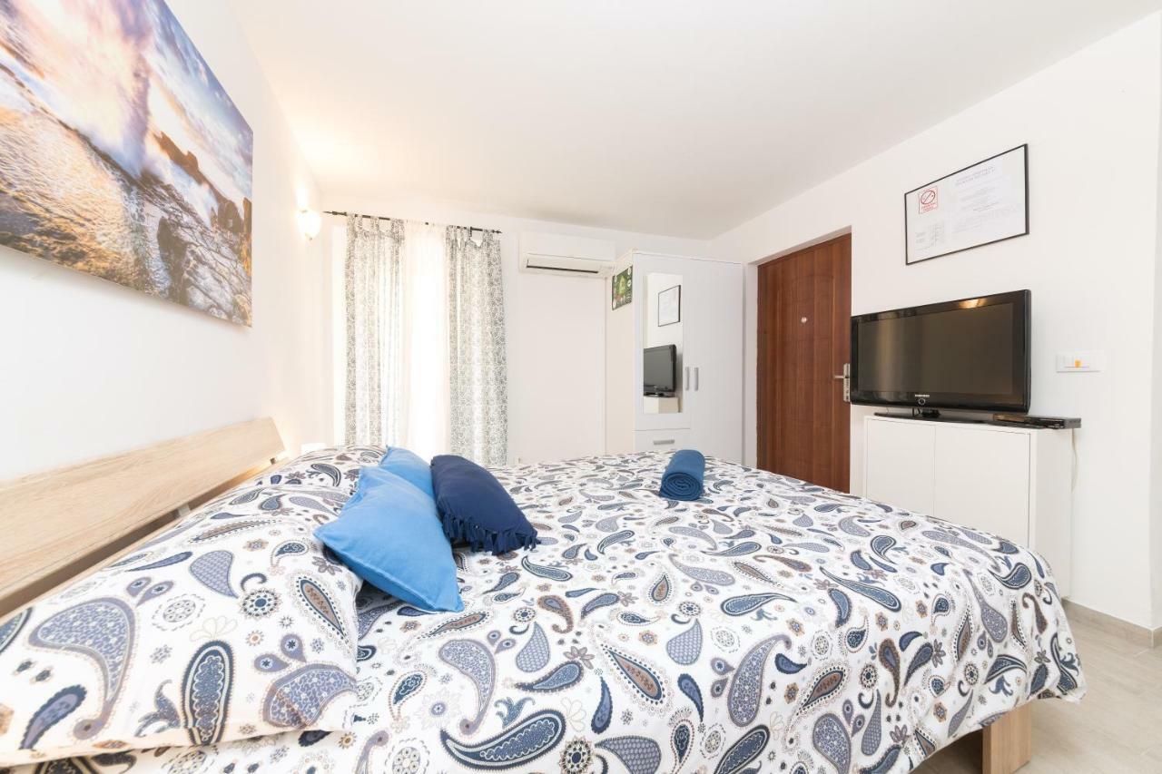 Degrassi Square Apartments (Adults Only) فيرسار المظهر الخارجي الصورة